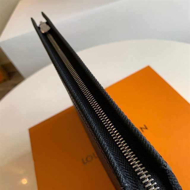 Louis Vuitton Pochette Voyage Taiga Leather LP57 - 9