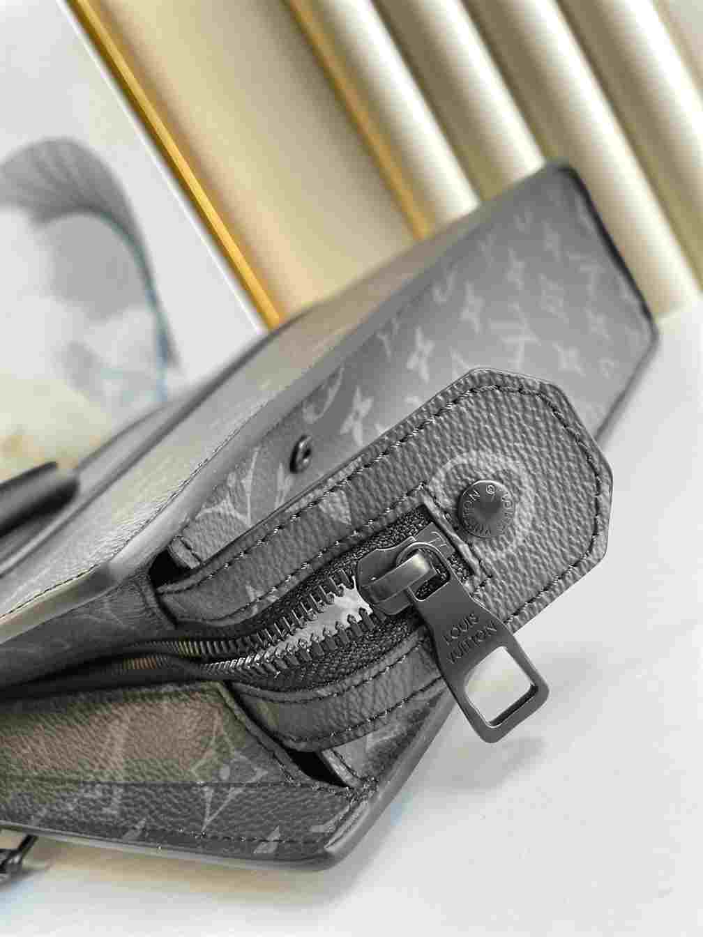 LOUIS VUITTON PLAT HORIZONTAL ZIPPÉ - LDB450 - 4