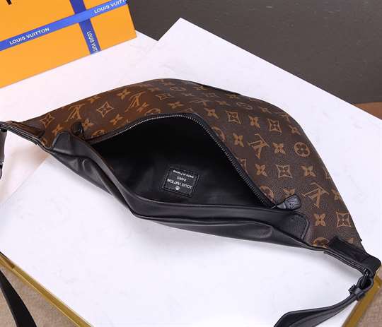 Louis Vuitton Discovery Bumbag - LBB290 - 5
