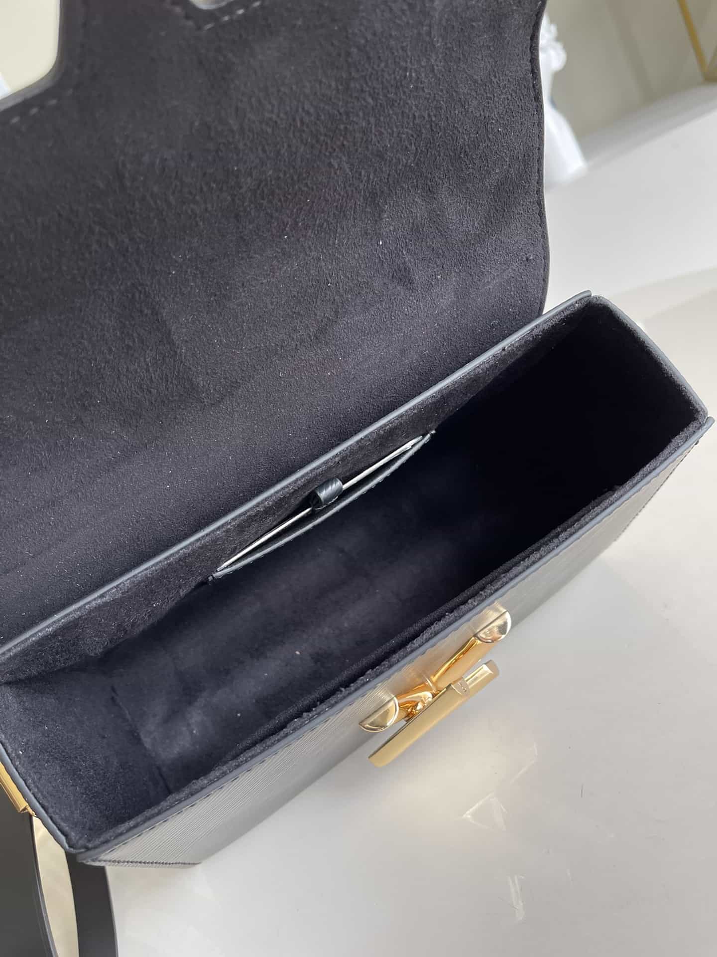 Louis Vuitton Twist MM Epi Leathers In Black - LHB483 - 7