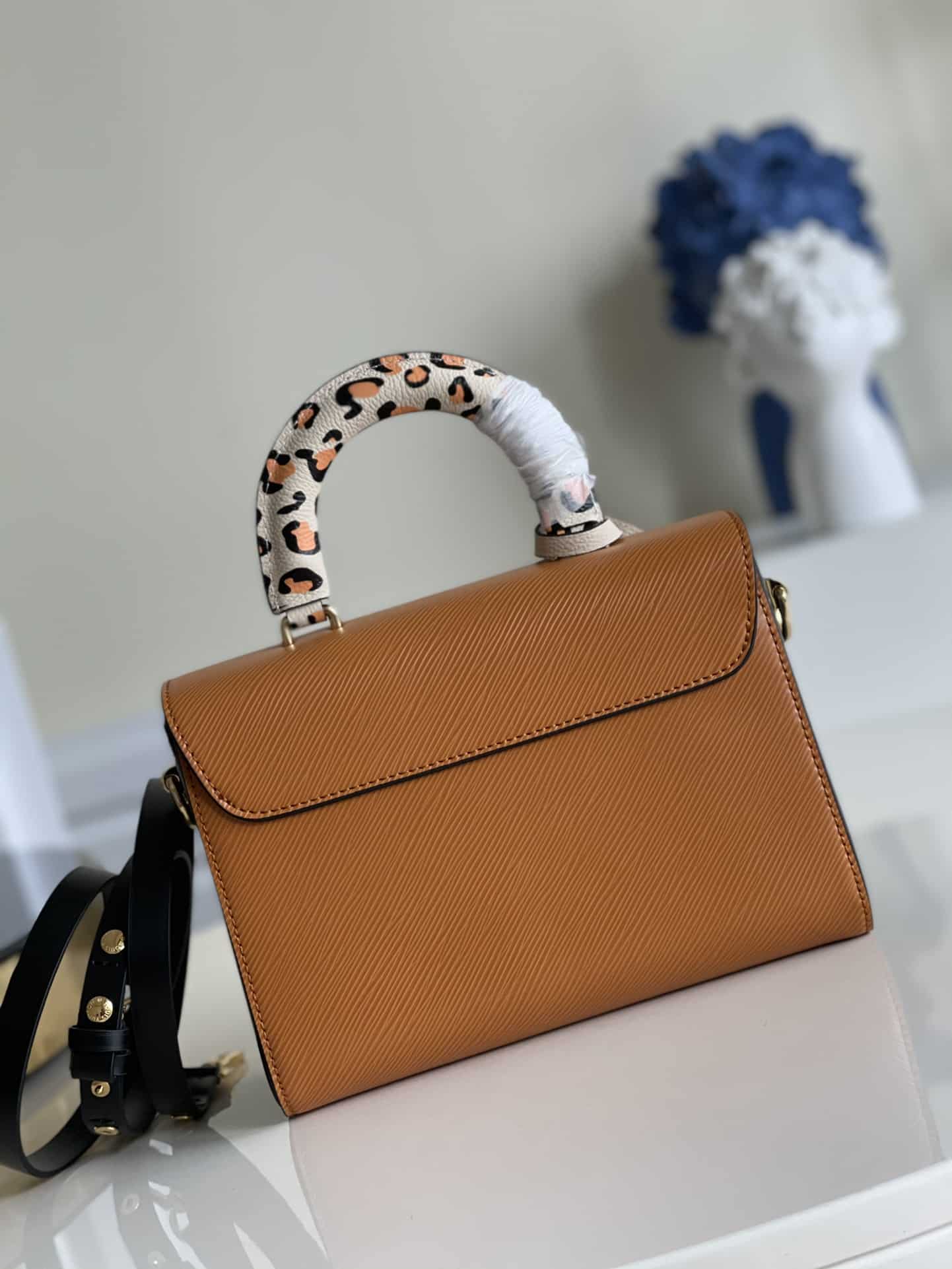 Louis Vuitton Twist MM Epi Leathers In Gold Cipango - LHB484 - 3