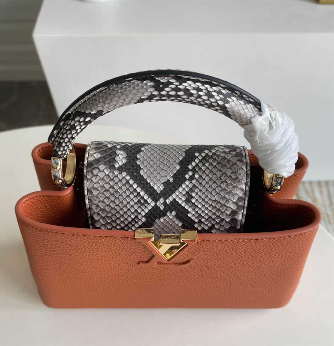 Louis Vuitton Capucines BB - LHB557 - 5