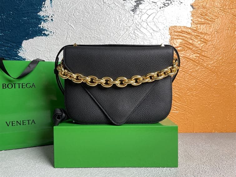 Bottega Veneta Wonmen's Mount in Black - PBV14 - 2
