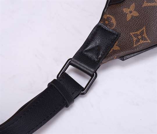 Louis Vuitton Discovery Bumbag - LBB290 - 8