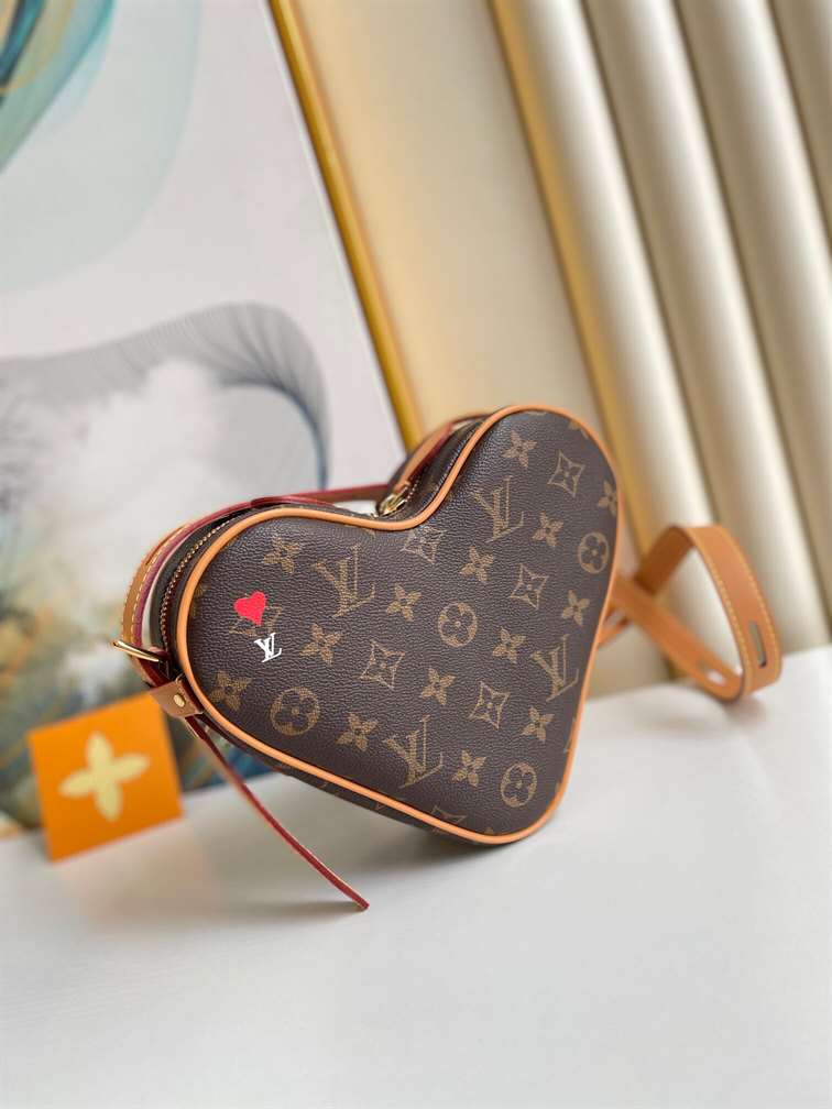 Louis Vuitton Game On Coeur - LHB200 - 2