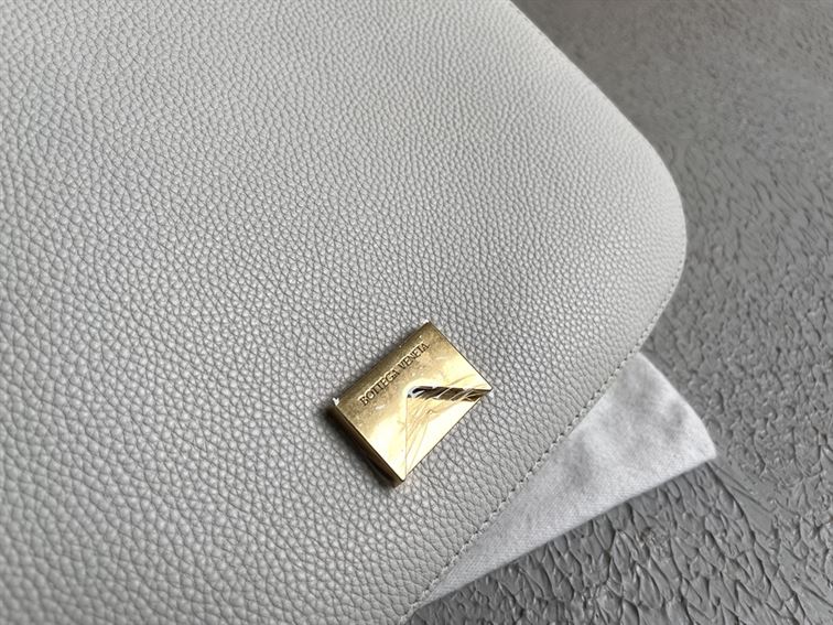 Bottega Veneta Wonmen's Mount in White - PBV16 - 8