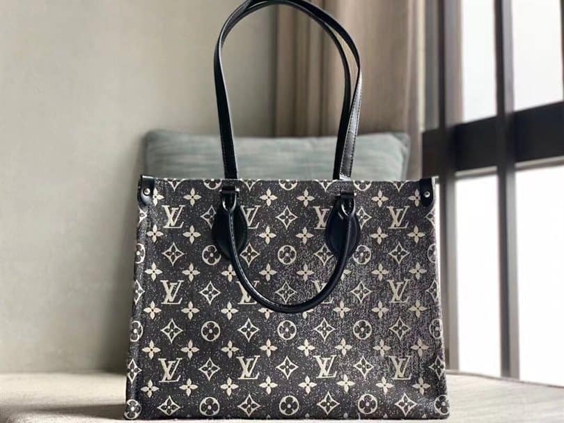 Louis Vuitton OnTheGo MM Tote Bag - LTB557 - 2