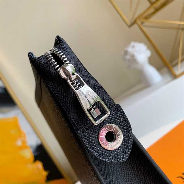 Louis Vuitton Pochette Voyage Mm Taiga Leather LP58 - 4