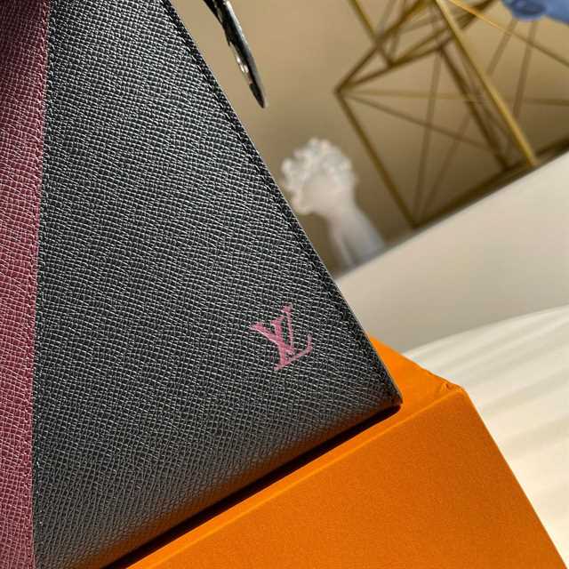 Louis Vuitton Pochette Voyage Mm Taiga Leather LP21 - 7