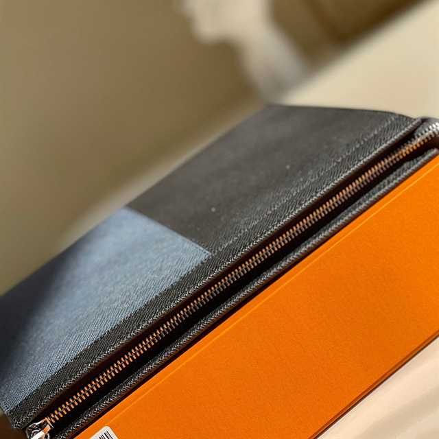 Louis Vuitton Pochette Voyage Mm Taiga Leather LP21 - 8