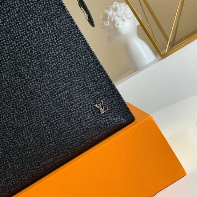 Louis Vuitton Pochette Voyage Taiga Leather LP57 - 7