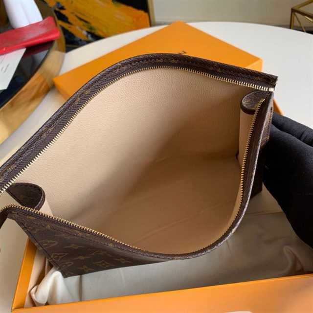 Louis Vuitton Toiletry Pouch 26 Monogram Canvas LP47 - 3
